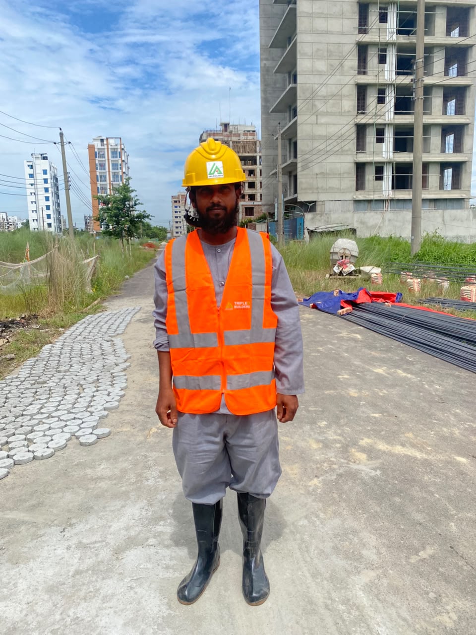 Md. Juwel Mia in full safety gear on the Nessa Vista site